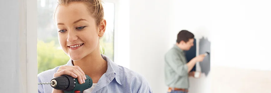 Person benutzt Bohrmaschine